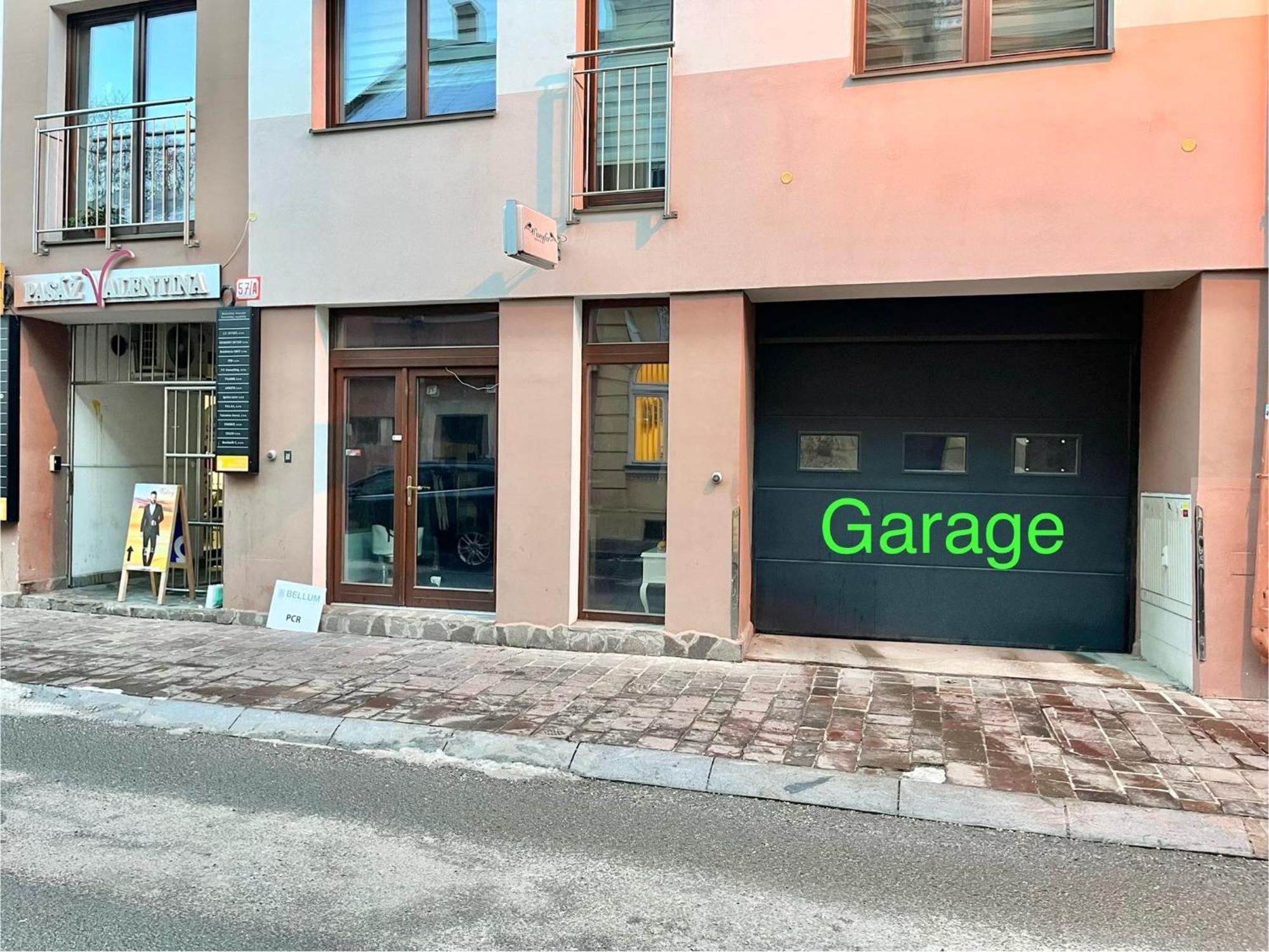 Apartment On The Main Street With Parking Old Town Košice Exteriör bild